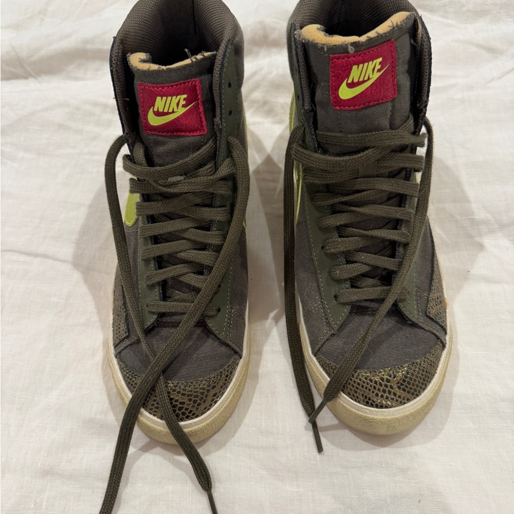 Nike Blazer mid 77 - High-Top Sneakers in Olive and Neon Yellow